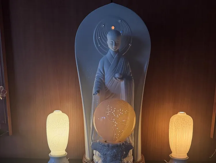 楊紫瓊拜訪證嚴法師。翻攝翻攝@michelleyeoh_official IG