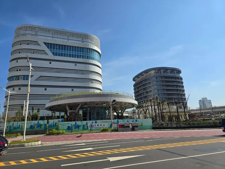 銜接南北高雄的「三民區」房市需求旺，加上高雄車站在高鐵南延計畫通過後，區域活化更加明顯。永慶房產集團提供