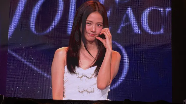 Jisoo放送臉頰愛心。讀者提供