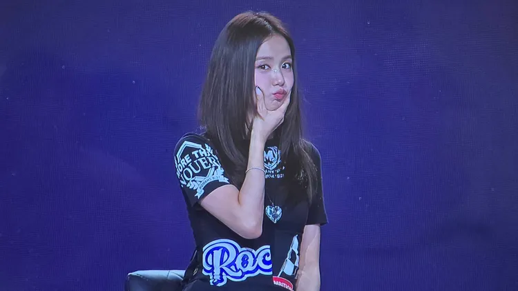 Jisoo可愛捧頰。讀者提供