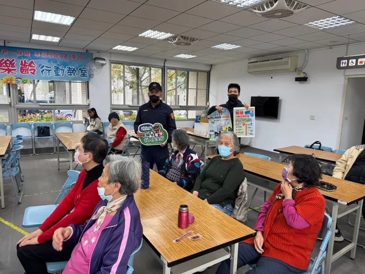 東信所副所長攜手十甲里舉辦防詐宣導，特別講解地面師詐騙，「預防勝於治療」。警方提供