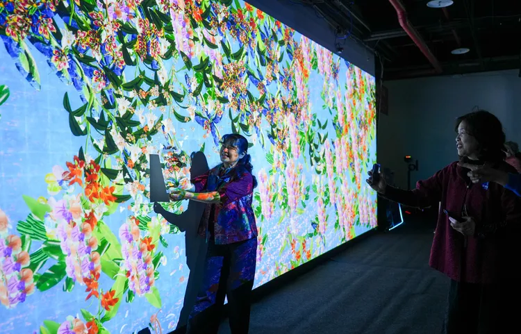 遊客進入生活館「沉浸式數位展區」，可免費報名「蘭花畢卡索」體驗，自己手繪設計造型獨一無二的蘭花。田欣雲攝影