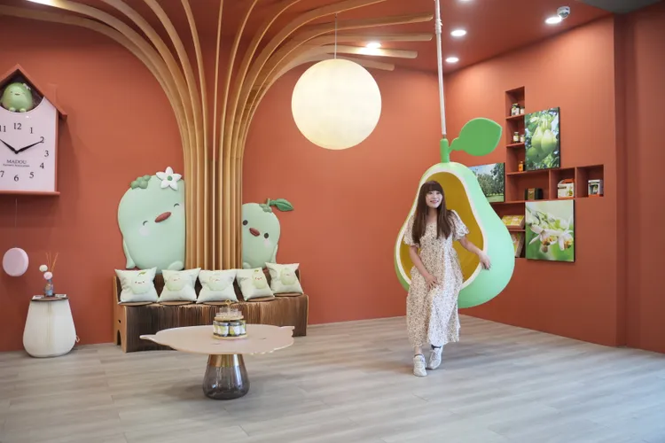 柚兒園店裡店外布置許多文旦造型的可愛裝置。田欣雲攝影