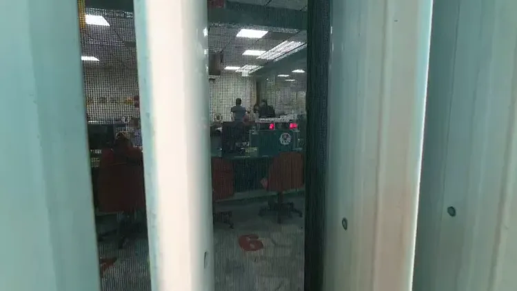 檢調人員進入花蓮市戶政事務所搜索。讀者提供