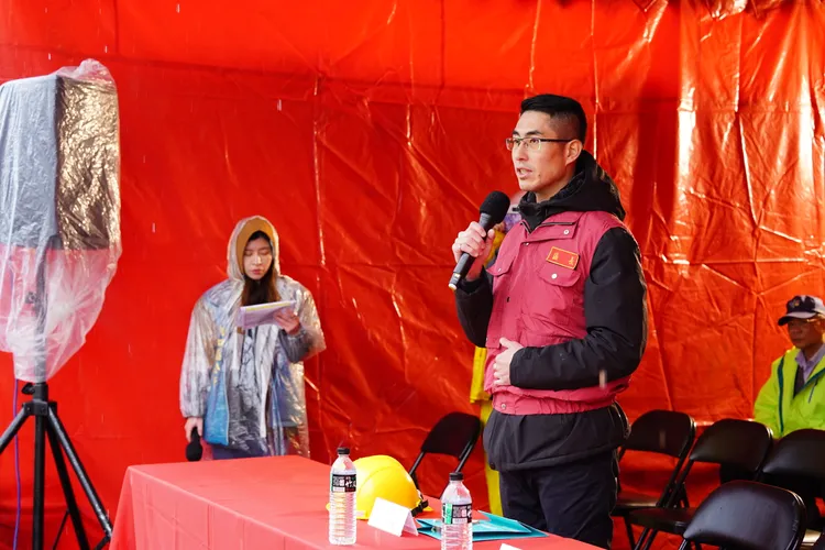 林口廖武輝區長針對演練後進行檢討及勉勵，感謝大家不畏風雨更貼近災害實況演練。公所提供