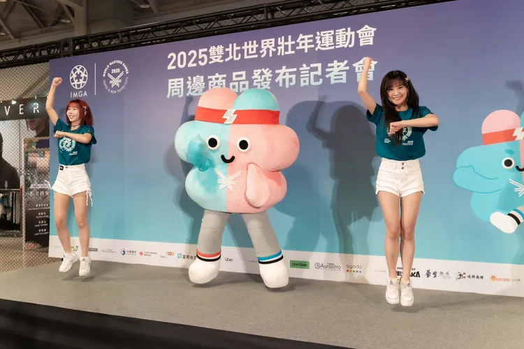 世壯運吉祥物「壯寶」（中）。台北產發局提供