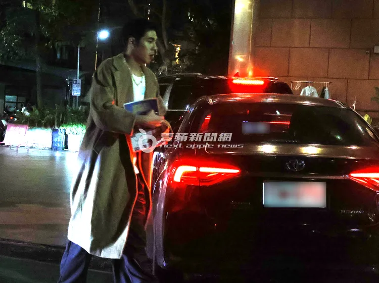 詹懷雲下車時，手拿廣告DM。特勤中心攝