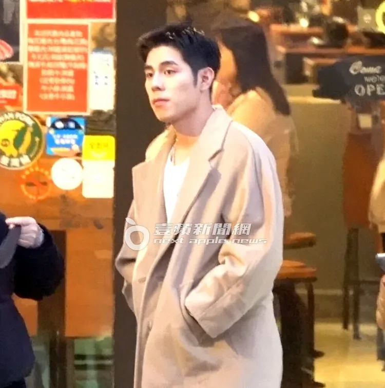 詹懷雲身穿駝色開襟外套，雙手插口袋，帥氣逼人。特勤中心攝