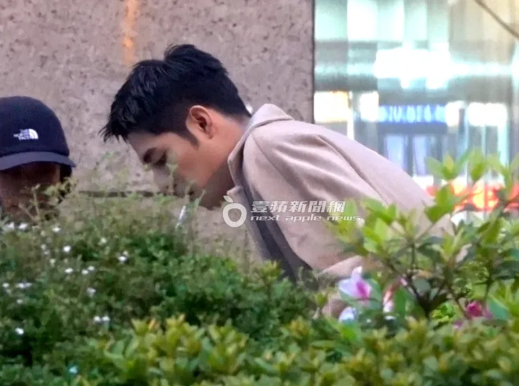 詹懷雲抽菸時，身旁工作人員幫忙把風。特勤中心攝