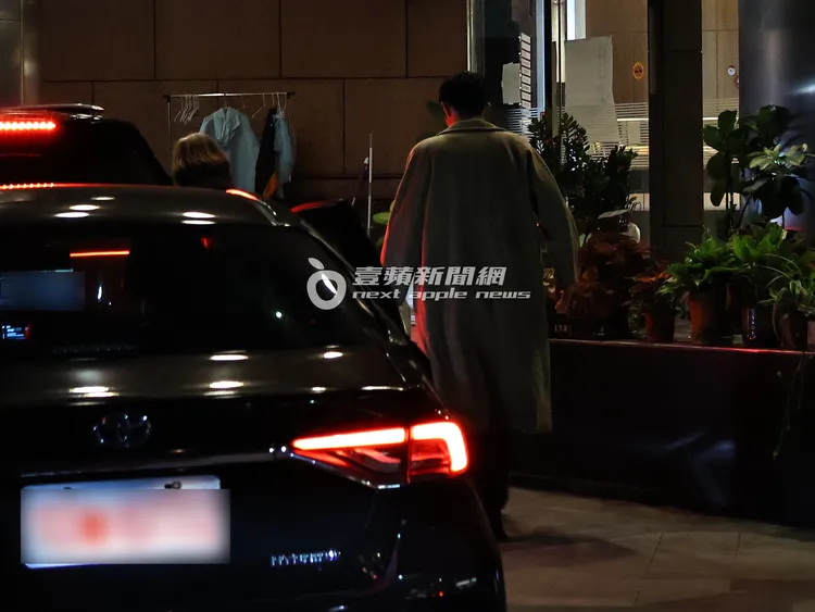 隨後，詹懷雲往前方花圃走去。特勤中心攝