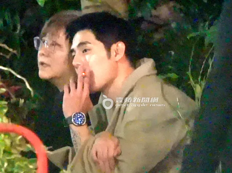 詹懷雲菸一支接一支抽，感覺壓力很大。特勤中心攝