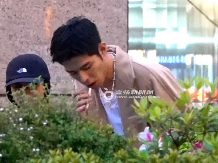詹懷雲上場前在花圃抽菸解壓。特勤中心攝
