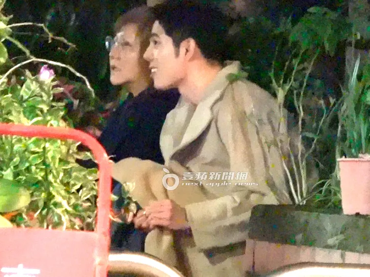 詹懷雲雙手搓揉菸蒂。特勤中心攝