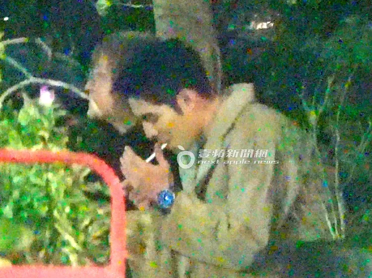 接著，詹懷雲又在花圃抽菸。特勤中心攝