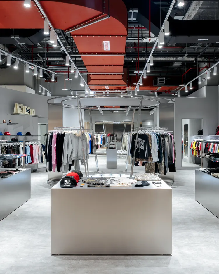 店裝以銀色金屬、冷調風格營造出未來感。品牌提供