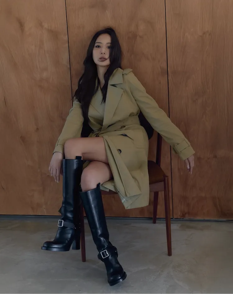 孫芸芸穿著BURBERRY長版雲雀色風衣搭配酷帥黑色長靴。翻攝孫芸芸IG