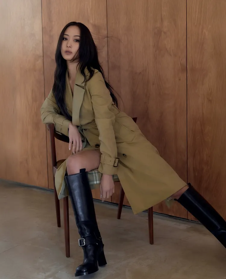 孫芸芸以洋裝式穿著風衣並曬出修長美腿。翻攝孫芸芸IG