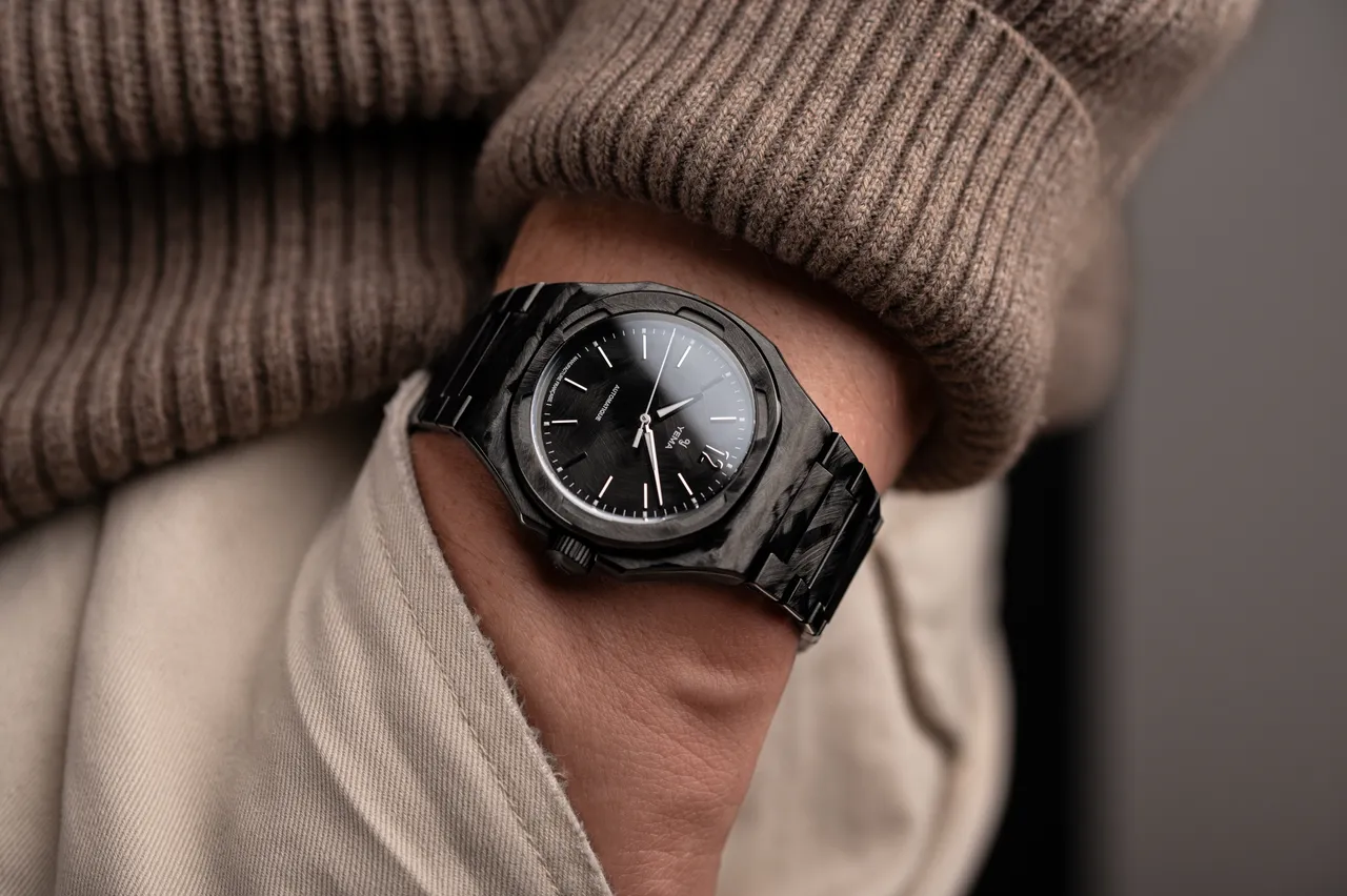 YEMA WRISTMASTER TRAVELLER CMM.20系列黑色手工刷紋限量版,WRISTMASTER TRAVELLER CMM.20系列黑色手工刷紋限量版,39mm,一體式精鋼錶殼,一體是不鏽鋼鍊帶,CMM.20自製機芯,動力儲存70小時,防水深度100米,全球限量200只,9萬9800元。品牌提供