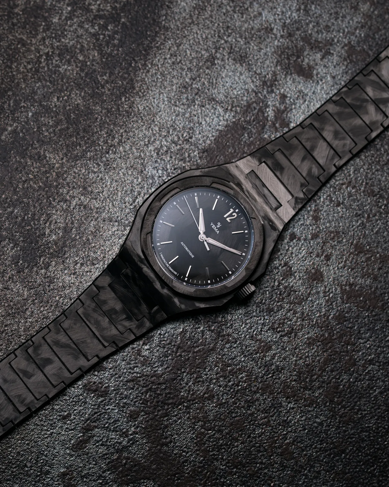 YEMA WRISTMASTER TRAVELLER CMM.20系列黑色手工刷紋限量版,WRISTMASTER TRAVELLER CMM.20系列黑色手工刷紋限量版,39mm,一體式精鋼錶殼,一體是不鏽鋼鍊帶,CMM.20自製機芯,動力儲存70小時,防水深度100米,全球限量200只,9萬9800元。品牌提供