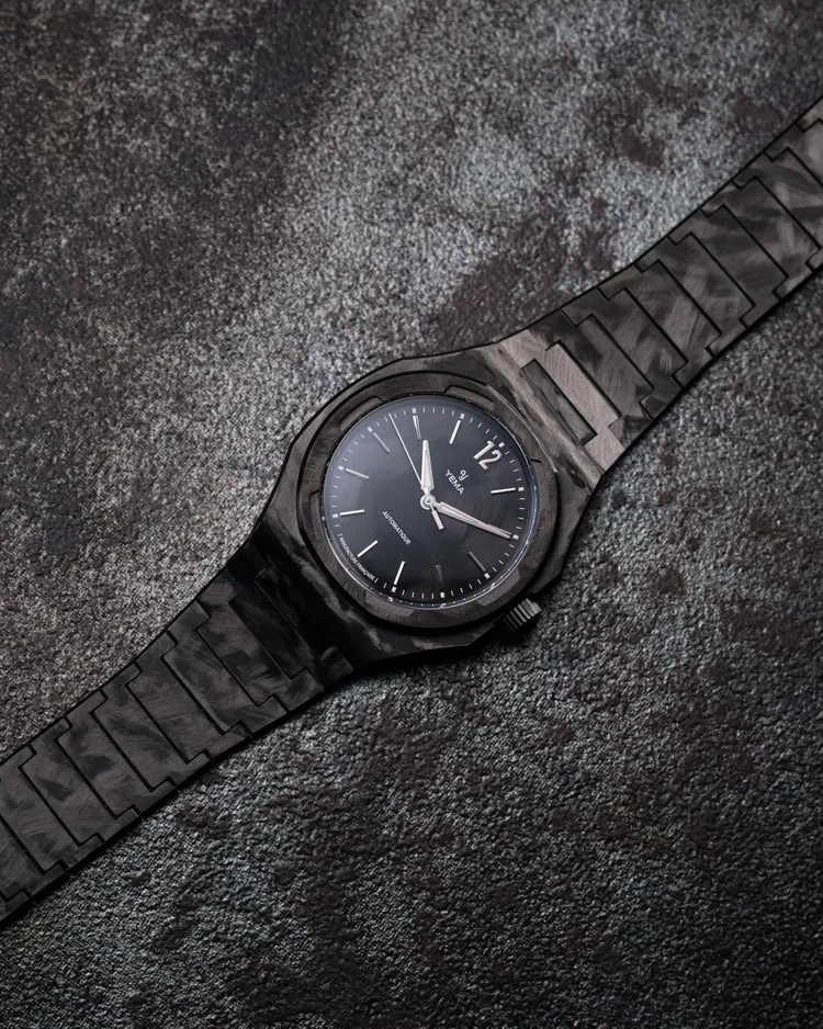 YEMA WRISTMASTER TRAVELLER CMM.20系列黑色手工刷紋限量版，WRISTMASTER TRAVELLER CMM.20系列黑色手工刷紋限量版，39mm，一體式精鋼錶殼，一體是不鏽鋼鍊帶，CMM.20自製機芯，動力儲存70小時，防水深度100米，全球限量200只，9萬9800元。品牌提供