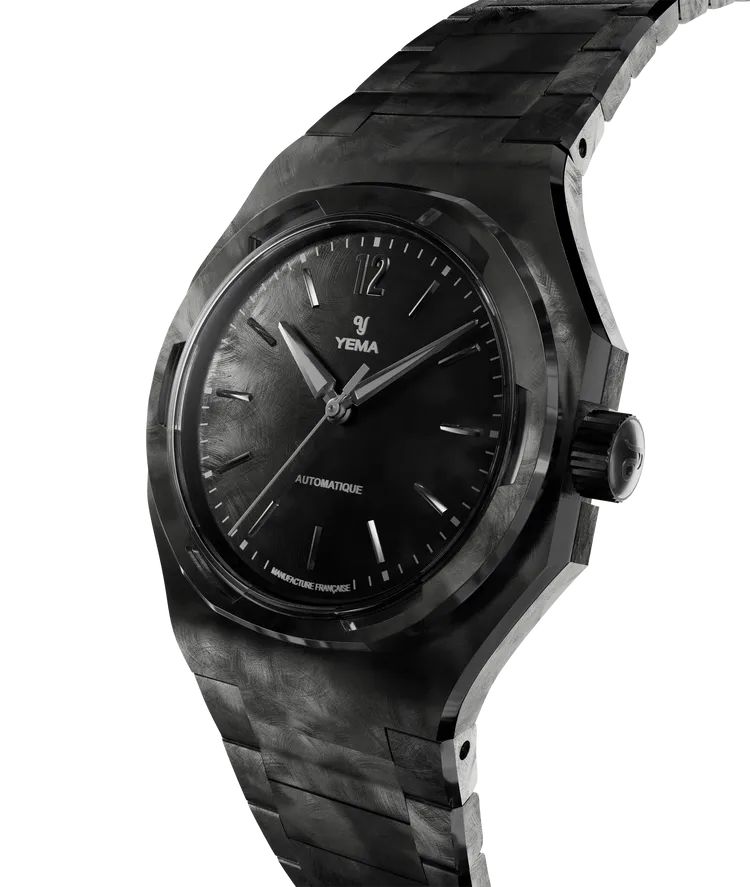 YEMA WRISTMASTER TRAVELLER CMM.20系列黑色手工刷紋限量版，WRISTMASTER TRAVELLER CMM.20系列黑色手工刷紋限量版，39mm，一體式精鋼錶殼，一體是不鏽鋼鍊帶，CMM.20自製機芯，動力儲存70小時，防水深度100米，全球限量200只，9萬9800元。品牌提供