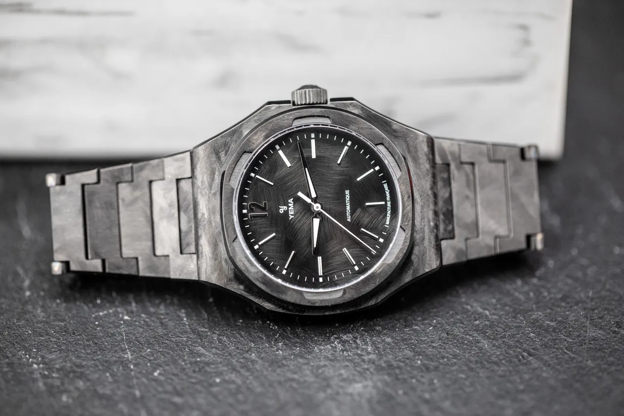 YEMA WRISTMASTER TRAVELLER CMM.20系列黑色手工刷紋限量版,WRISTMASTER TRAVELLER CMM.20系列黑色手工刷紋限量版,39mm,一體式精鋼錶殼,一體是不鏽鋼鍊帶,CMM.20自製機芯,動力儲存70小時,防水深度100米,全球限量200只,9萬9800元。品牌提供