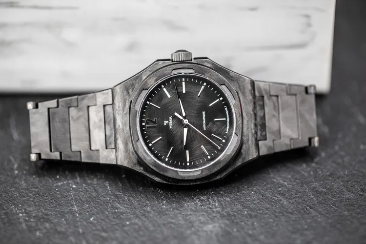 YEMA WRISTMASTER TRAVELLER CMM.20系列黑色手工刷紋限量版，WRISTMASTER TRAVELLER CMM.20系列黑色手工刷紋限量版，39mm，一體式精鋼錶殼，一體是不鏽鋼鍊帶，CMM.20自製機芯，動力儲存70小時，防水深度100米，全球限量200只，9萬9800元。品牌提供