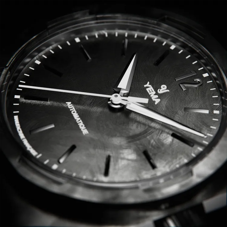 YEMA WRISTMASTER TRAVELLER CMM.20系列黑色手工刷紋限量版，WRISTMASTER TRAVELLER CMM.20系列黑色手工刷紋限量版，39mm，一體式精鋼錶殼，一體是不鏽鋼鍊帶，CMM.20自製機芯，動力儲存70小時，防水深度100米，全球限量200只，9萬9800元。品牌提供