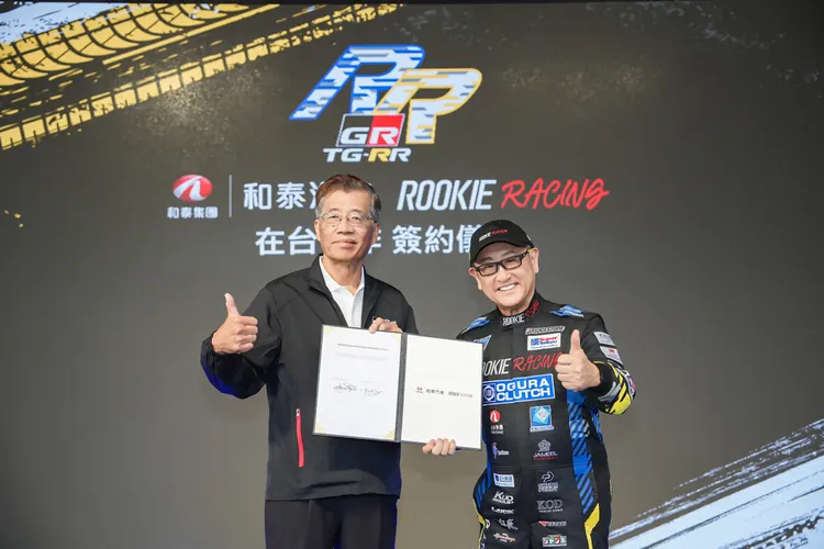 MORIZO(右)與和泰汽車黃南光董事長(左)簽署合作協議，深化台灣市場經營。業者提供