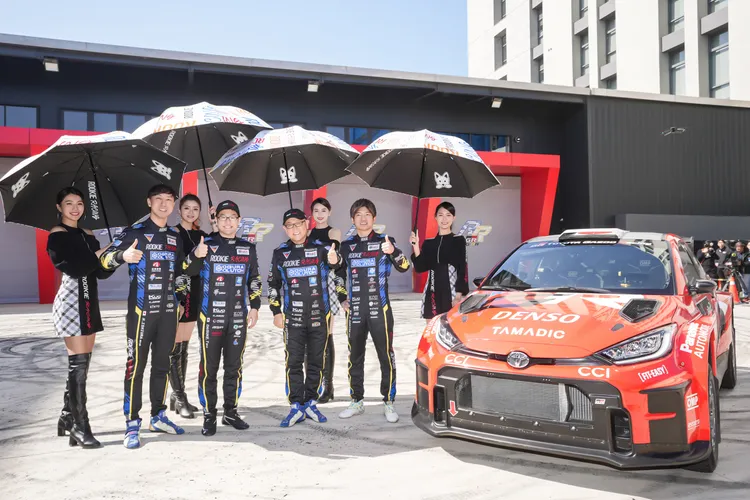 MORIZO(前排右二)與 ROOKIE Racing 車手豐田大輔(前排左二)、石浦宏明(前排左一)、大嶋和也(前排右一)共同參與開幕活動。業者提供