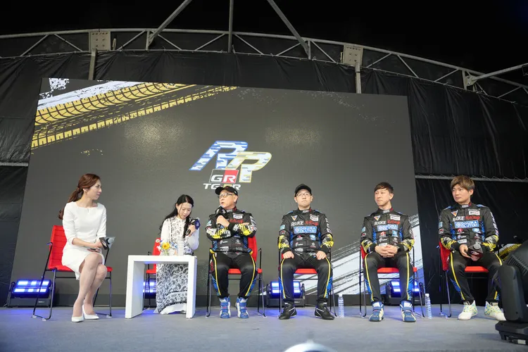 MORIZO(右四)以及ROOKIE Racing的豐田大輔車手(右三)、石浦宏明車手(右二)、大嶋和也(右一)車手一同登台進行深度對談。業者提供