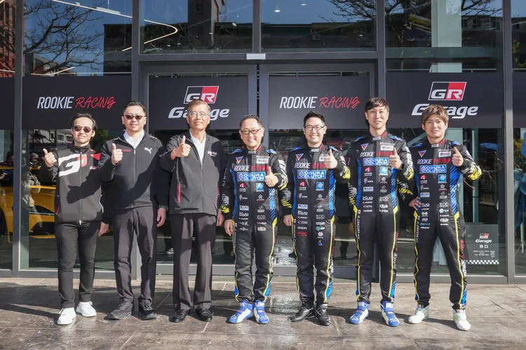 MORIZO(中)及ROOKIE Racing車手豐田大輔(右三)、石浦宏明(右二)、大嶋和也(右一)，以及和泰汽車  黃南光董事長(左三)、蘇純興總經理(左二)、車美仕劉傳宏總經理(左一)共同完成 GR Garage 剪綵儀式。業者提供