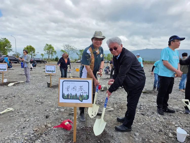 元杉森林總經理胡惠雲（圖右）與國產署署長共同植樹落實淨零永續。元杉森林提供
