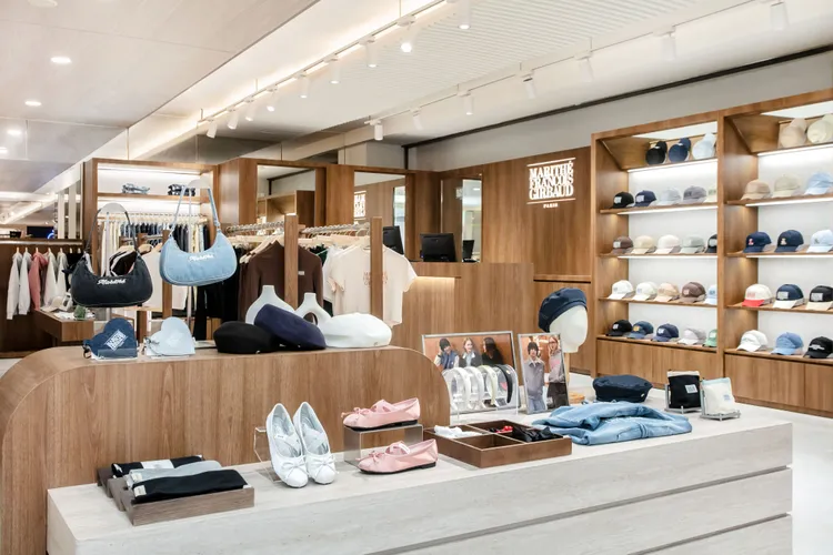 店內以大地色系與米白色勾勒出韓國漢南洞旗艦店的氛圍。品牌提供