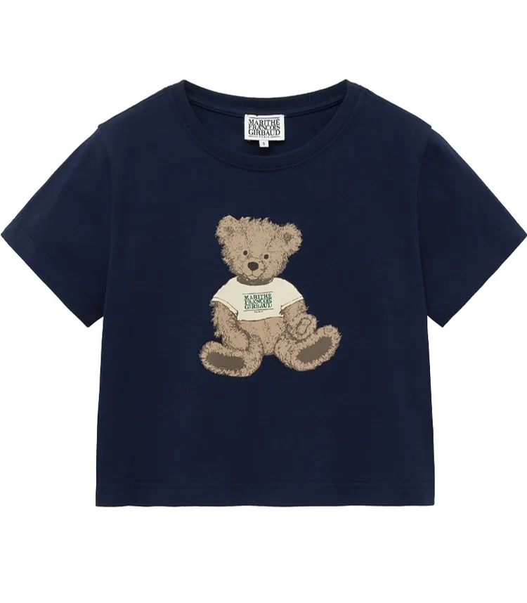 Marithé高雄漢神門市限定塗鴉小熊短版T Shirt，1490元。品牌提供