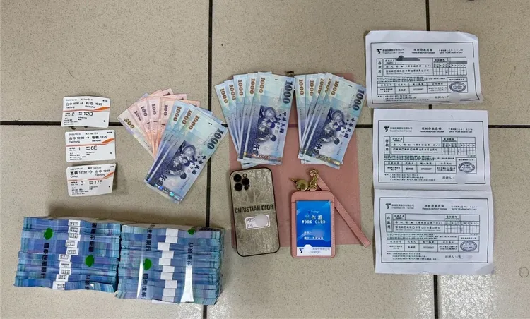 海山警方與被害人攜手，以面交200萬現金於1/22釣出車手逮捕，查扣不法所得1萬餘元、智慧型手機、偽造職員證及收據等證物。警方提供