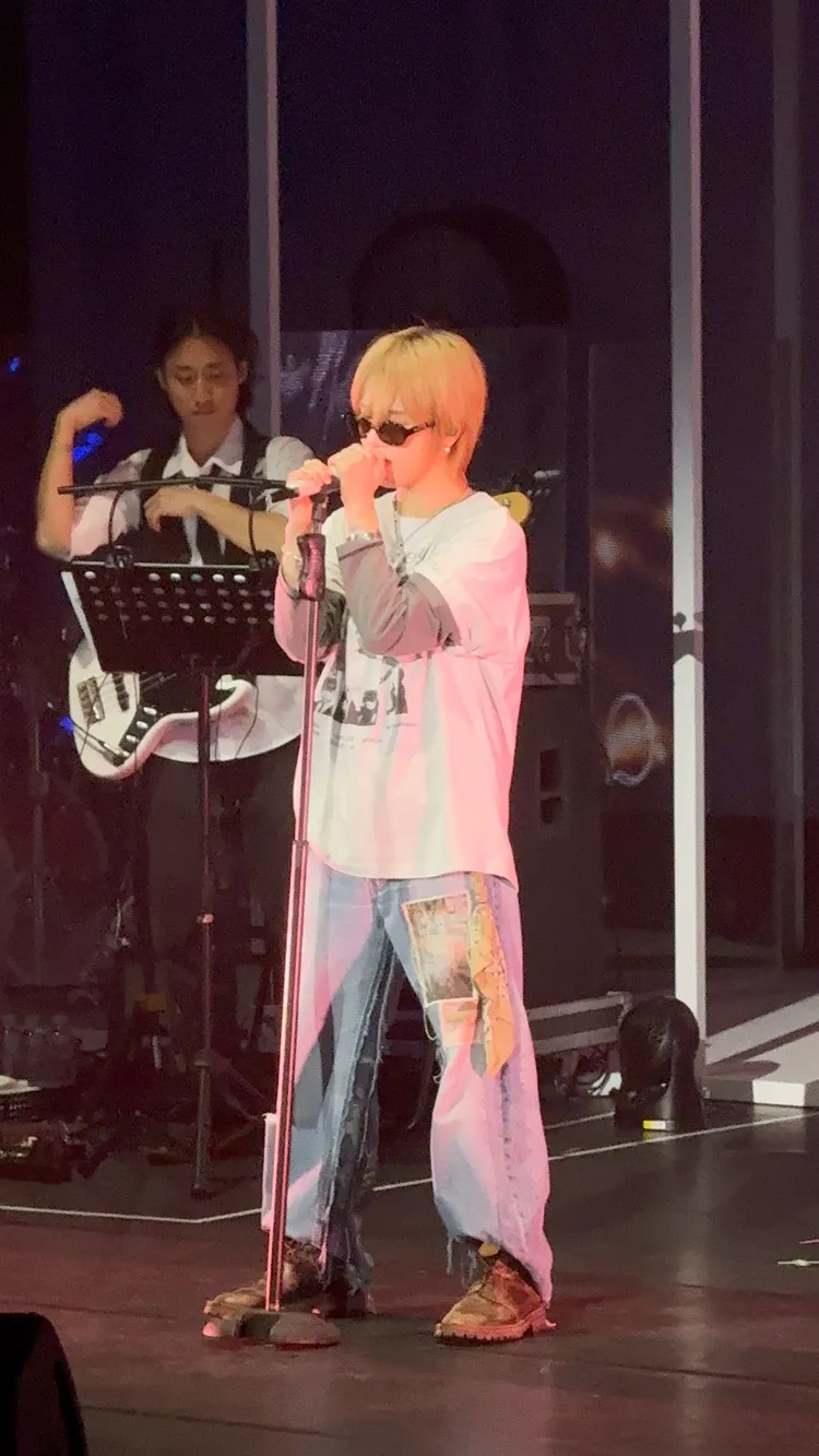 藝聲第2場演出戴上墨鏡，對粉絲尖叫聲非常滿意。讀者提供