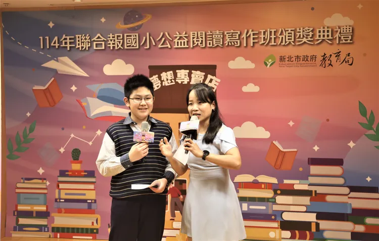 新埔國小六年級游孟勳(左)分享想當程式設計師的夢想故事。教育局提供