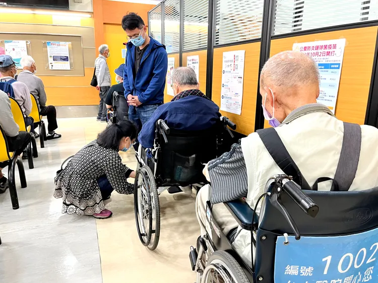 無論是門診、急診通通壅塞。莊宗達攝