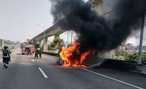 國1楊梅段火燒車黑煙竄天 Toyota Wish燒成骨架!駕駛驚險逃出