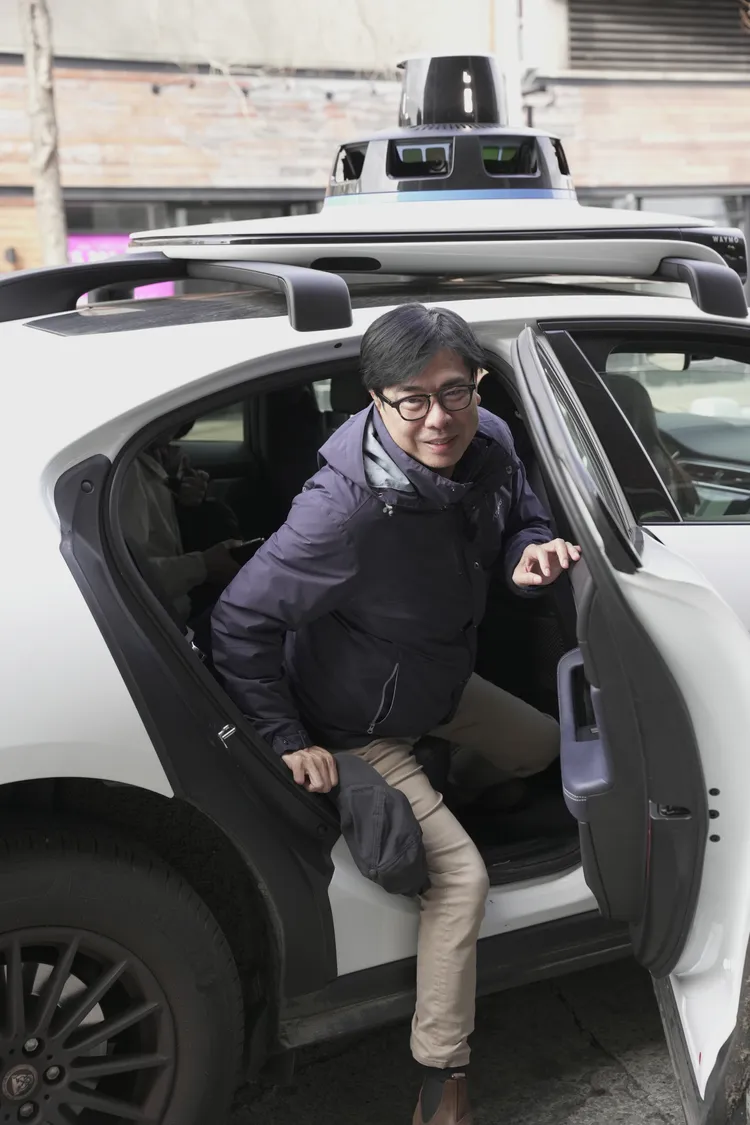 陳其邁體驗智慧交通技術後表示，市府將評估其導入大型活動或指定場域，作為新型交通運具的可行性。經發局提供