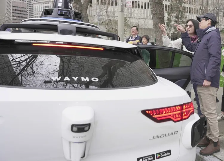 陳其邁參觀Waymo的感知系統運用光達（LiDAR）、攝影機和雷達，即時偵測周圍的車輛、行人、單車。經發局提供