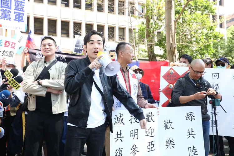 陸配「亞亞」拒絕離台，內政部前抗議，網紅「八炯」、「閩南狼」等人到場開嗆。彭欣偉攝