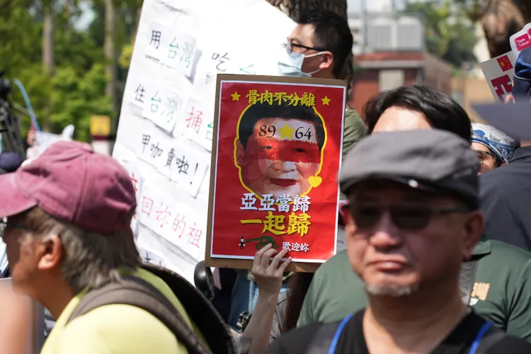 陸配「亞亞」拒絕離台，內政部前抗議 民眾嗆聲。彭欣偉攝