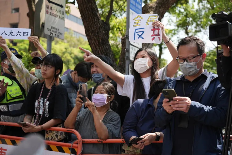 陸配「亞亞」拒絕離台，內政部前抗議 民眾嗆聲。彭欣偉攝