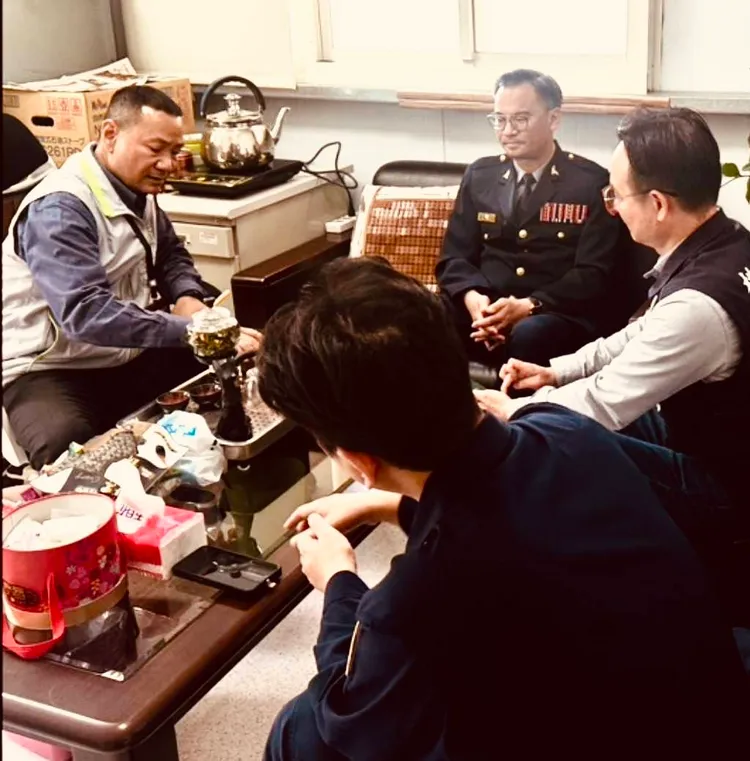 桃園警分局王智民分局長至桃園殯葬管理所商討清明春祭活動交通疏導管制事宜。警方提供