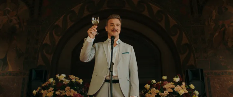 亞伯拉罕舒赫化身「客製化扮侶」團隊首席工具人馬提亞斯。CATCHPLAY提供