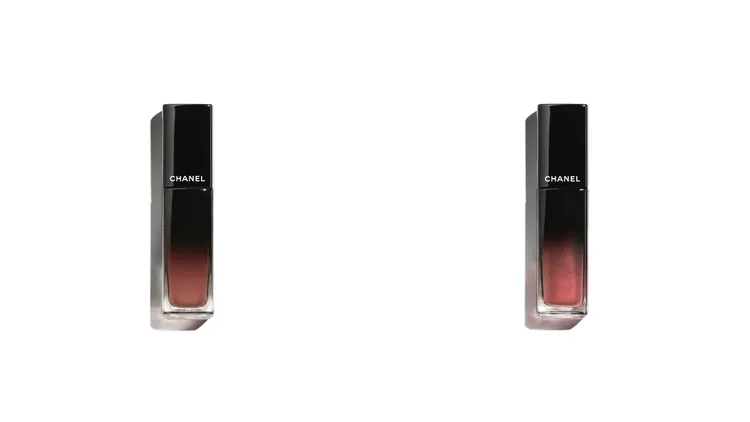 香奈兒超炫耀釉光唇萃（左起）#96杏橙、#97薔薇，各1700元。品牌提供