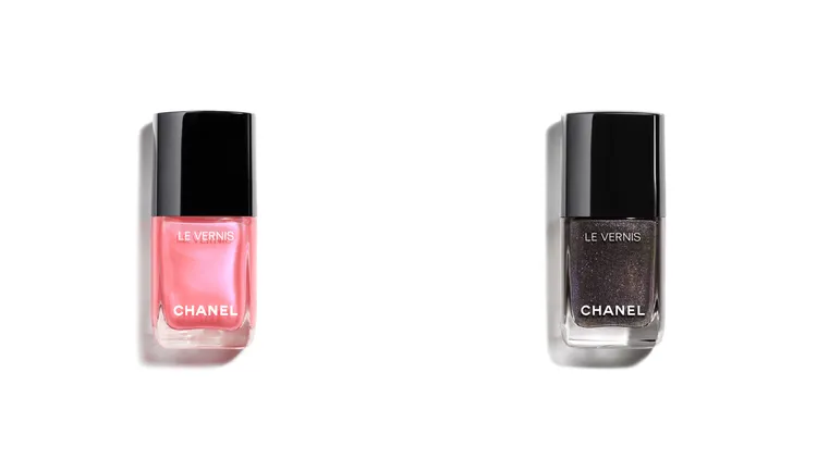 香奈兒時尚釉光指甲油（左起）#361粉漾、#363星空，各1100元。品牌提供