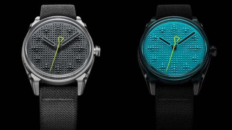 Kollokium Projekt 01 VARIANT「E」腕錶（E1），40mm，精鋼錶殼，帶紋理的灰色錶盤基板，碳灰色彈性織布一體式錶帶，La Joux-Perret G101 自動上鍊機芯，動力儲存68小時，防水深度50米，限量499只，12萬4999元。品牌提供